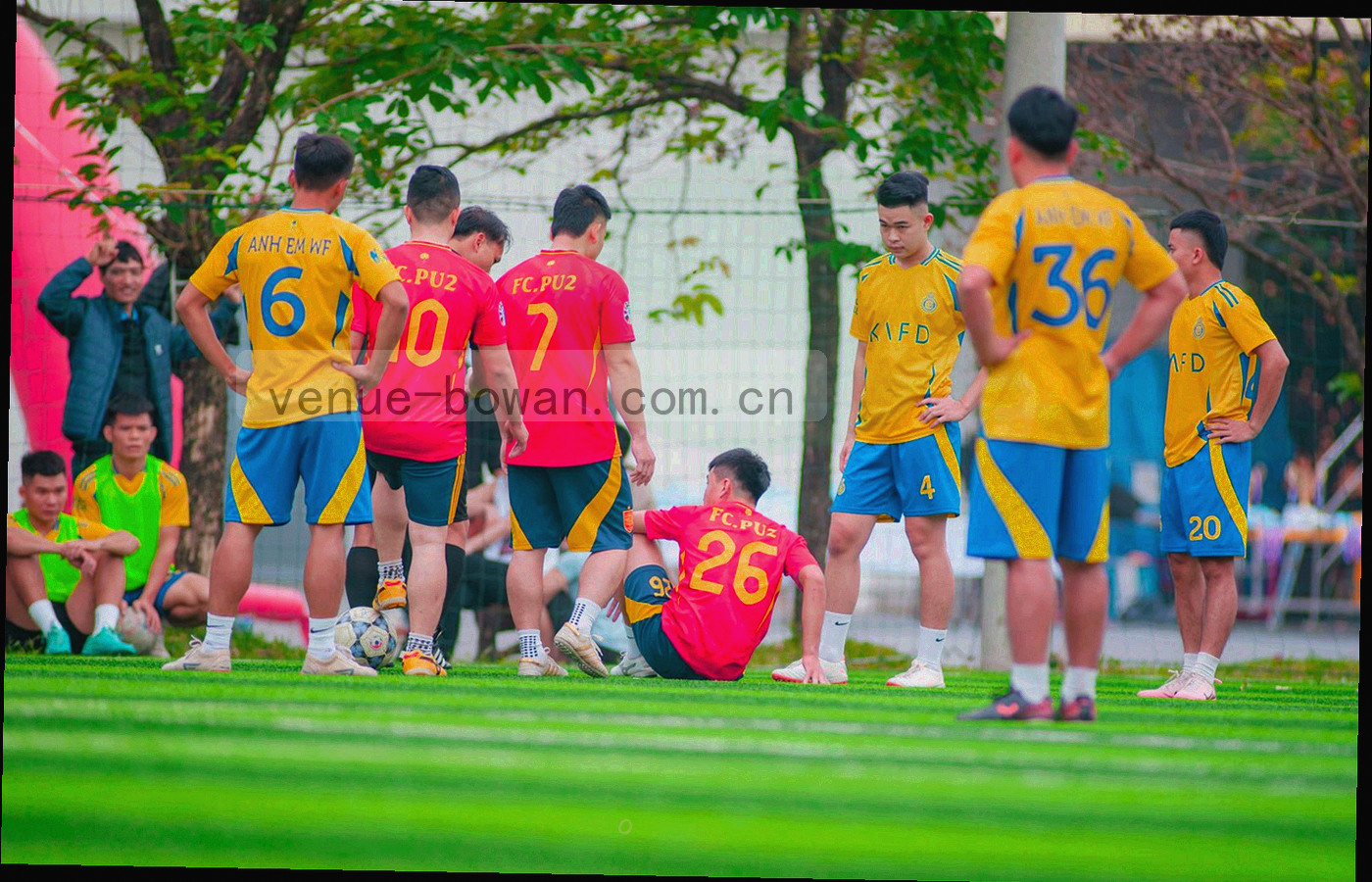 看台分区与视线方向的抽象俯视示意，用冷灰线条勾勒网格与分区边界，局部以暖橙点出光源位置